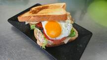 Sándwich servido en la cafetería Y Punto